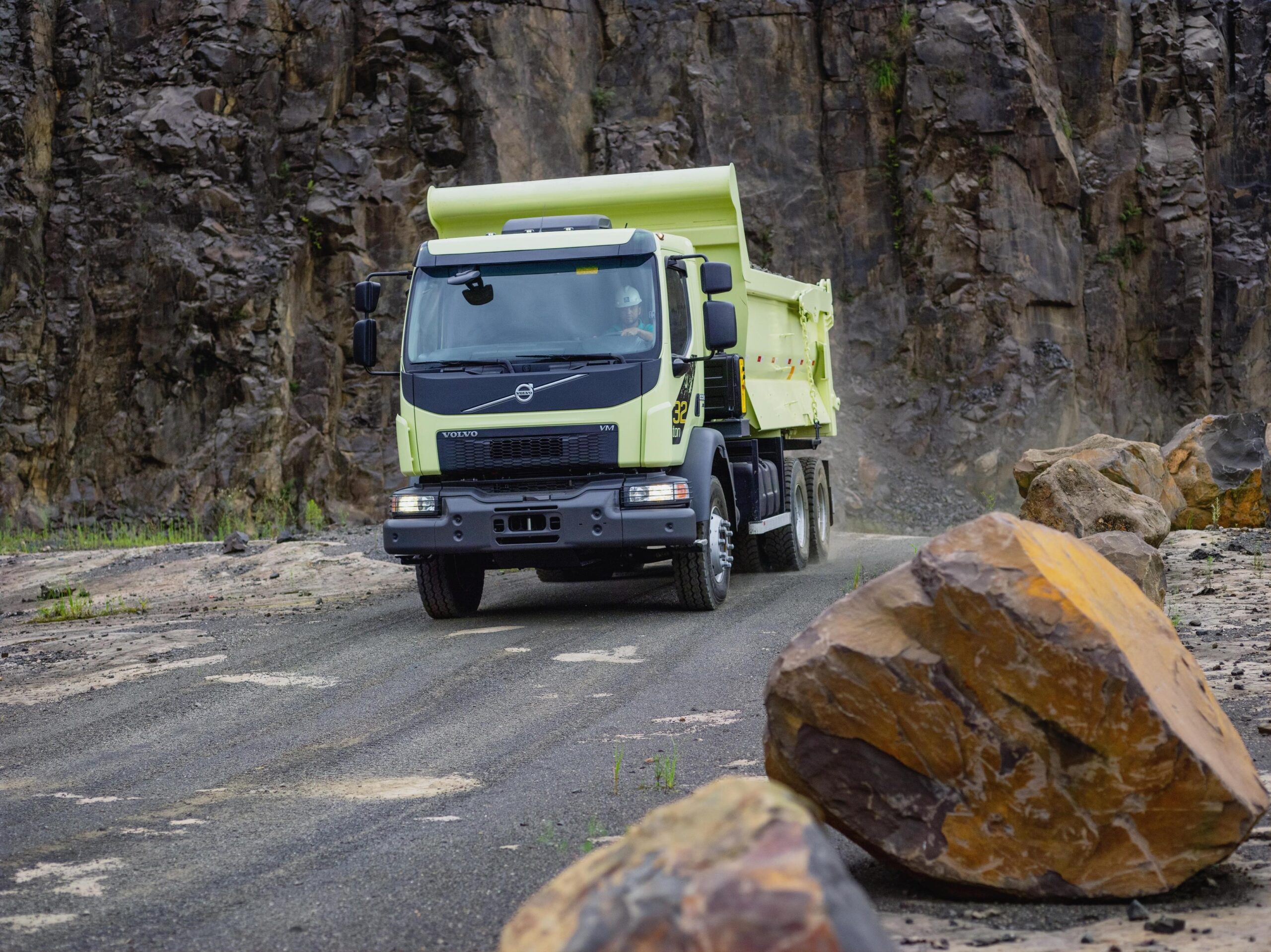 Volvo desenvolve caminhões autônomos para descomissionamento de barragens