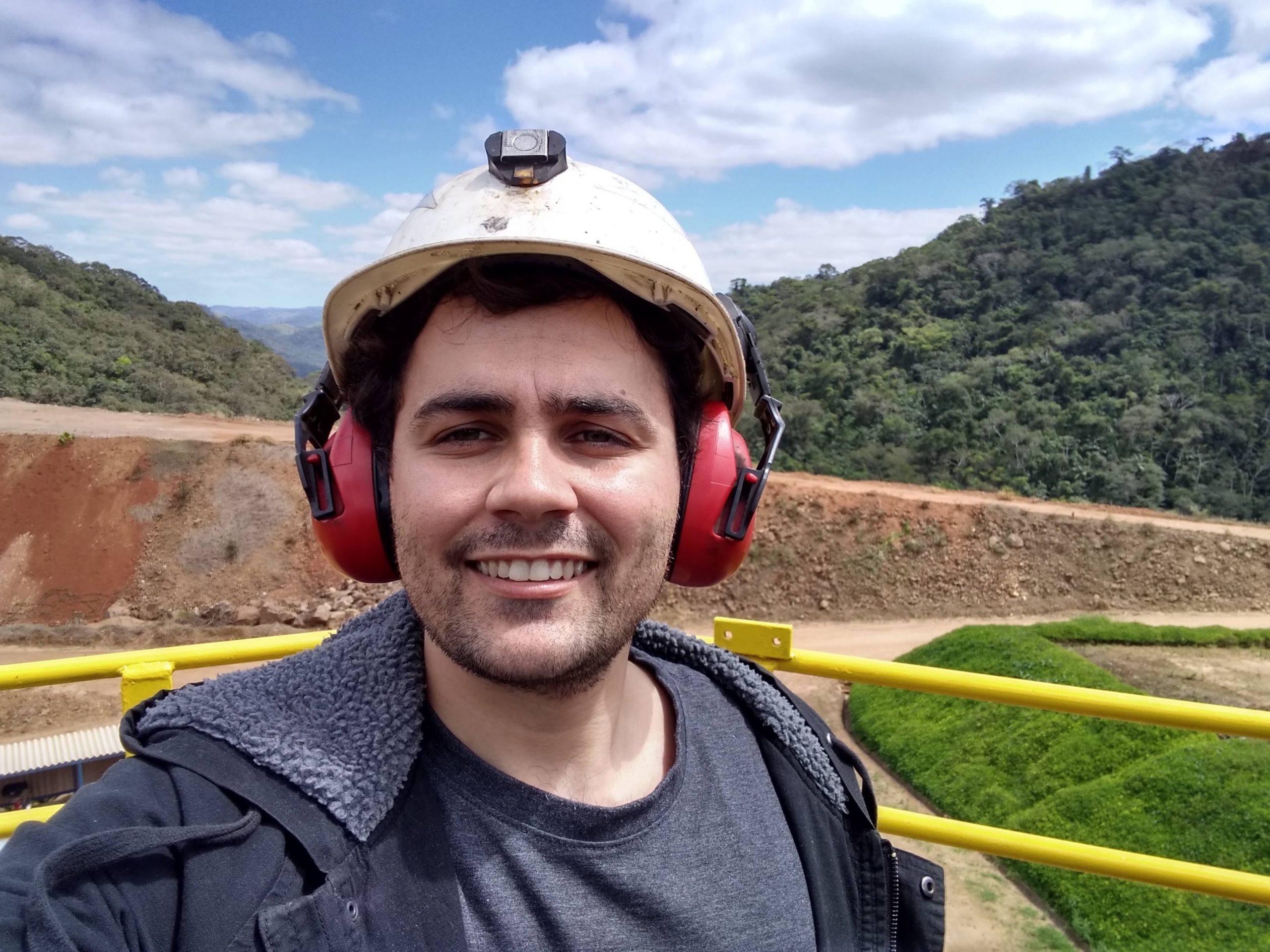 Meu nome é Adriel Constantino Machado, tenho 26 anos, sou natural de Criciúma, Santa Catarina. Iniciei minha carreira na mineração aos 18 anos