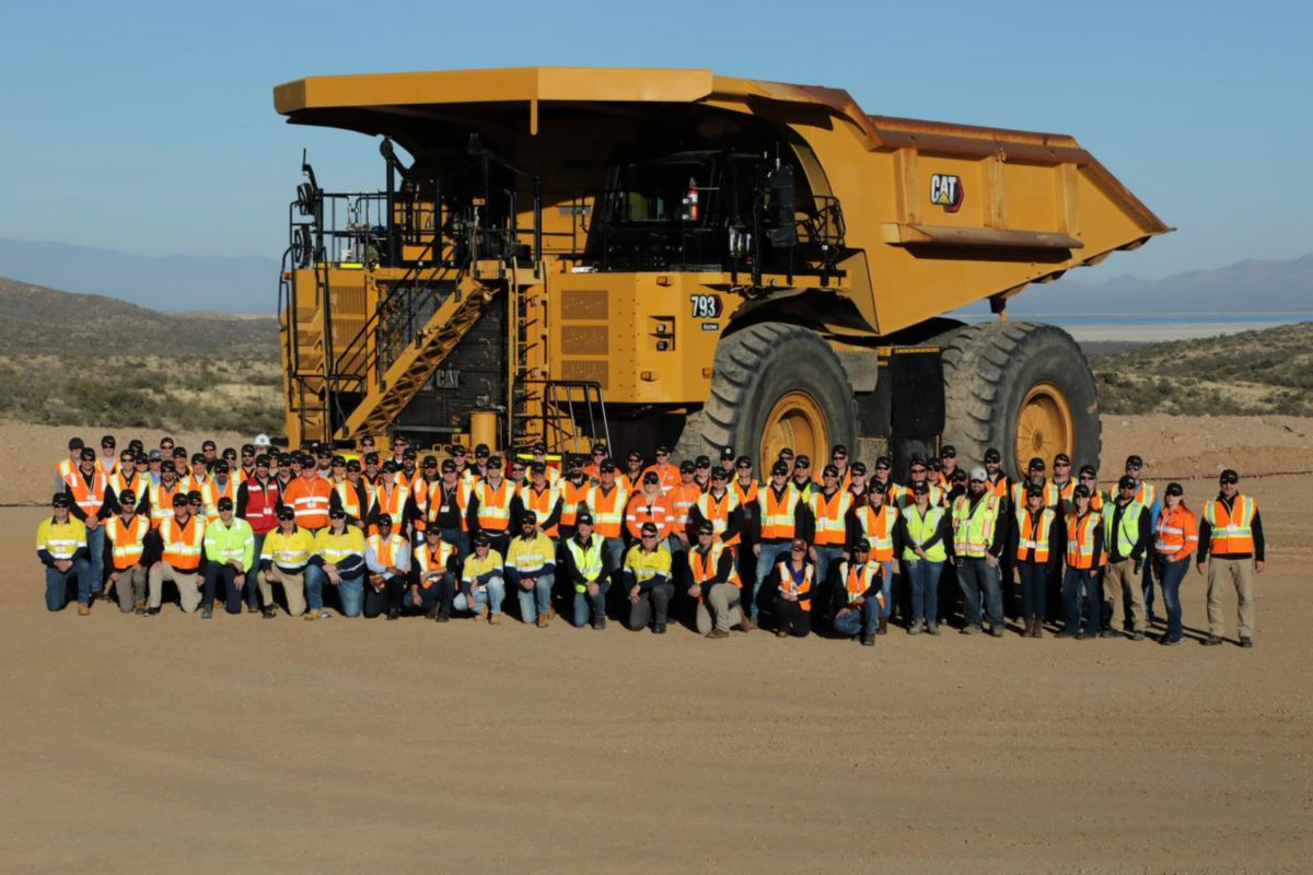 1º caminhão elétrico 793 Cat realiza testes com êxito