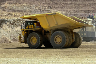 Nevada Gold Mines faz pedido de 62 caminhões de mineração Komatsu 930E-5