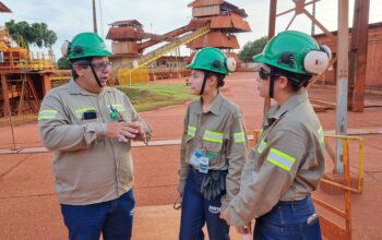 Praticantes do CIABA aprendem sobre mineração de bauxita na MRN, em visita à mina, ferrovia e porto