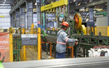 ArcelorMittal inaugura nova linha de trefilação em Sabará, com investimento de R$144 milhões, ampliando a produção de aço para o setor automotivo e industrial.