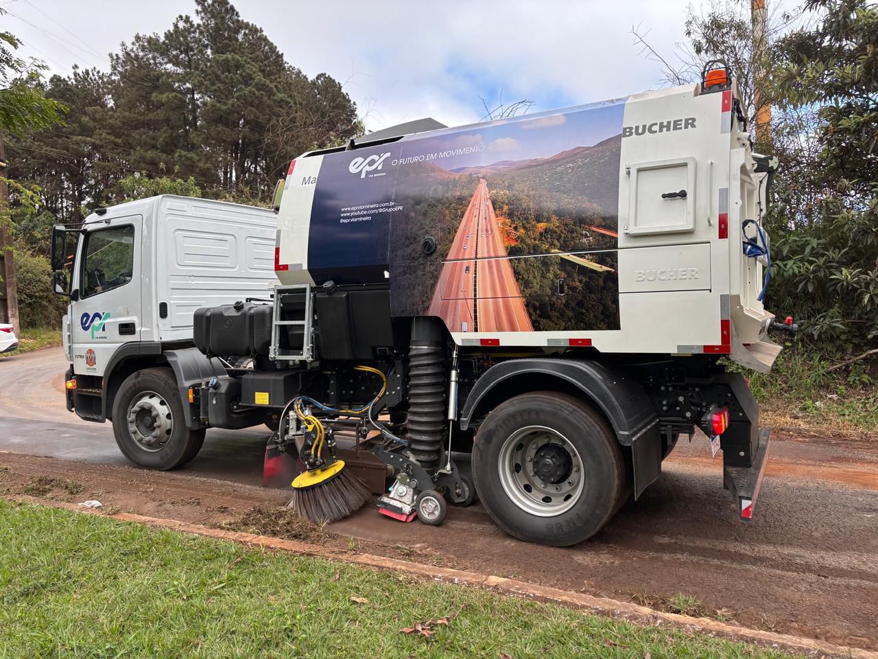 Varredeira mecanizada da EPR Via Mineira agiliza limpeza de resíduos de minério na BR-040