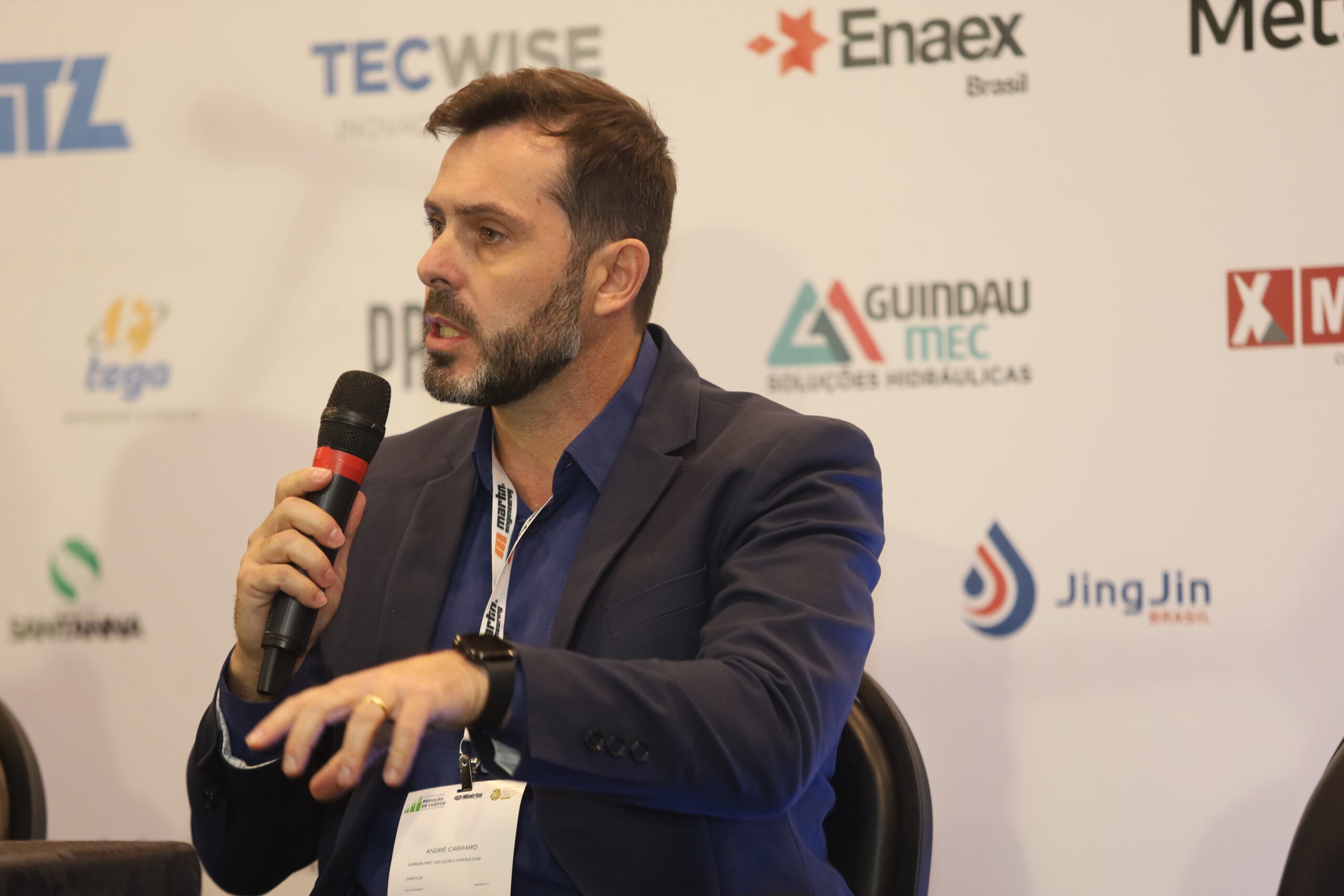 Pinça hidráulica da Guindaumec manuseia, de forma rápida e segura, blocos que travam processo no britador primário