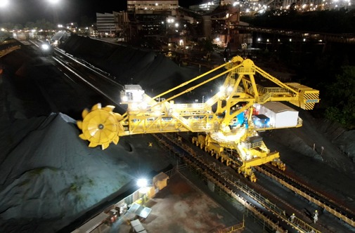 Tecnologias otimizam montagem e substituição de máquina de pátio, que bate recorde de carregamento