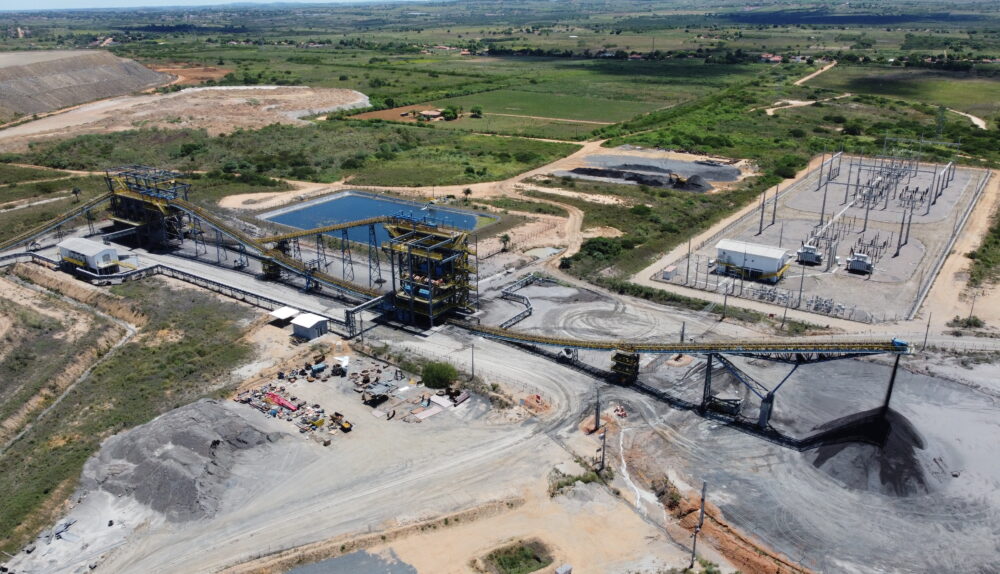Vista aérea da Mina Serrote, da Vale Verde, localizada em Craíbas (AL), referência em geometalurgia aplicada à recuperação de cobre.