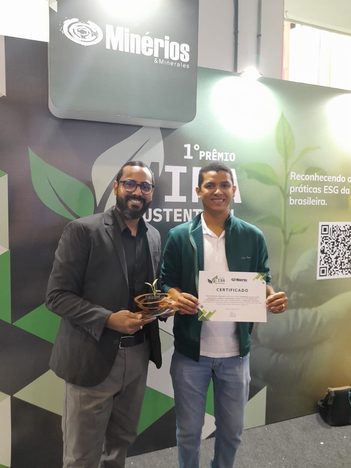 Mineração Paragominas recebe troféu e diploma pelo projeto “Reabilitação de alta precisão: maximizando resultados e minimizando custos”. Seus autores são Cícero Viana, Jonilton Paschoal, Alciene Santos, Vicente Sousa, Ana Karla Pontes, Francisco Goes, Dinei Santos e Felipe Lima.