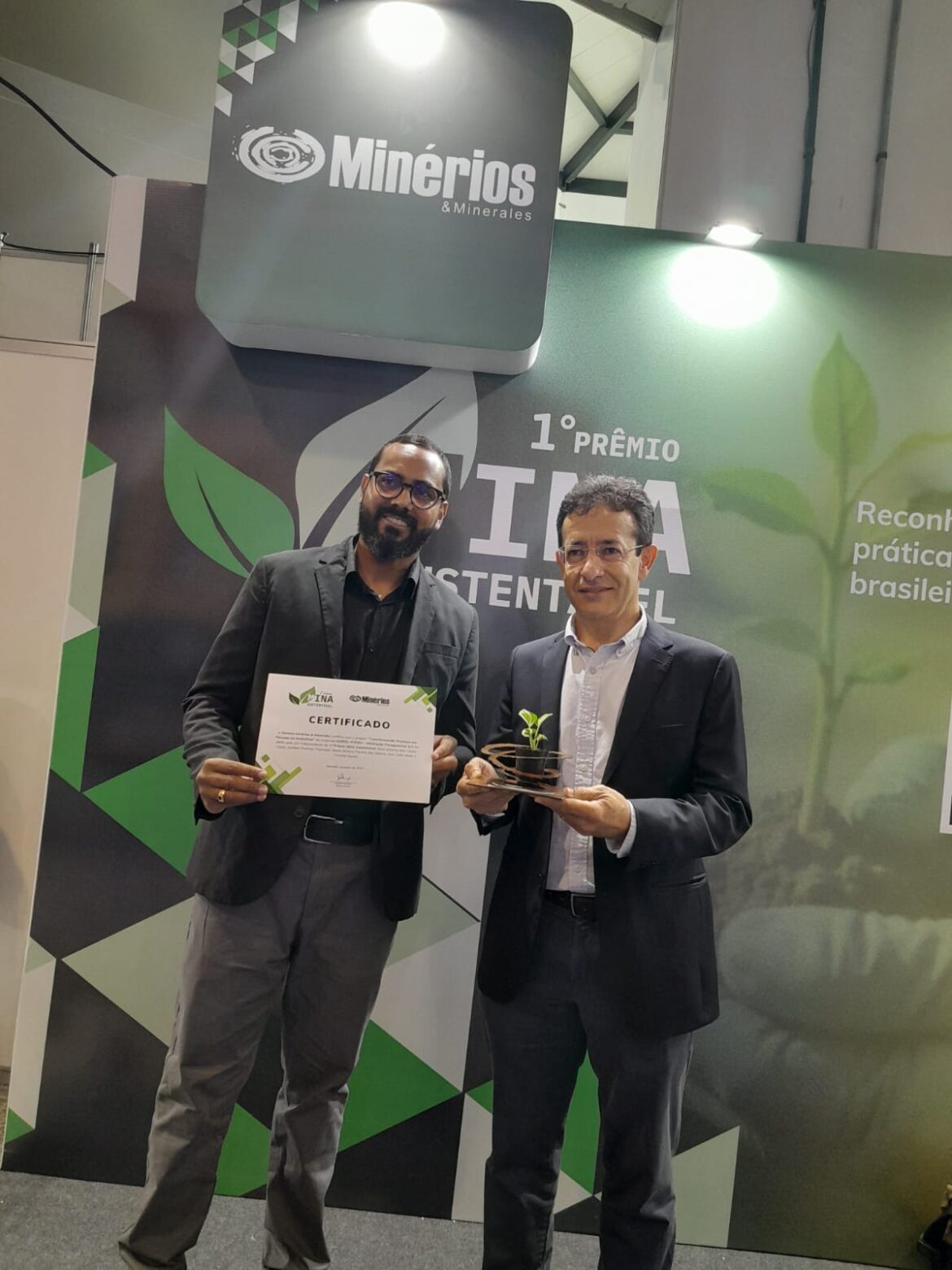 Norsk Hydro teve o projeto “Transformando Resíduos em Floresta na Amazônia” premiado pelo júri. Os autores são Cícero Viana, Jonilton Paschoal, Alciene Santos, Ana Leda Alves e Vicente Sousa.