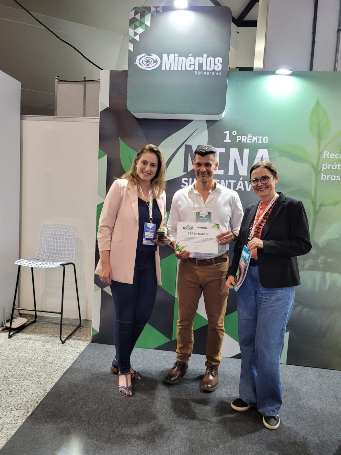MRN – Mineração Rio do Norte recebe diploma e troféu pelo trabalho “Empoderando Comunidades: Acesso à Água como Ferramenta de Desenvolvimento Social”, cujos autores são Rogério Junqueira, Jéssica Naime, Elessandra Borges Correia, Eliane de Andrade Pereira, Sara Quaresma e Lenilton Santos.