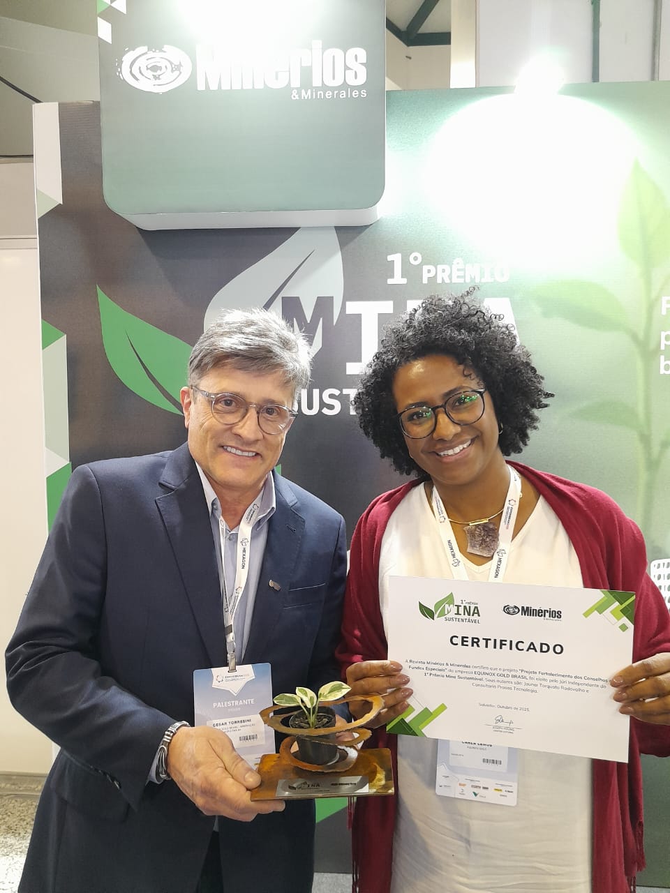 Carla Lemos de Souza, Gerente de Responsabilidade Social Brasil, e Cesar Augusto Torresini da EquinoxGold Brasil, premiados pelo projeto “Projeto Fortalecimento dos Conselhos e Fundos Especiais”