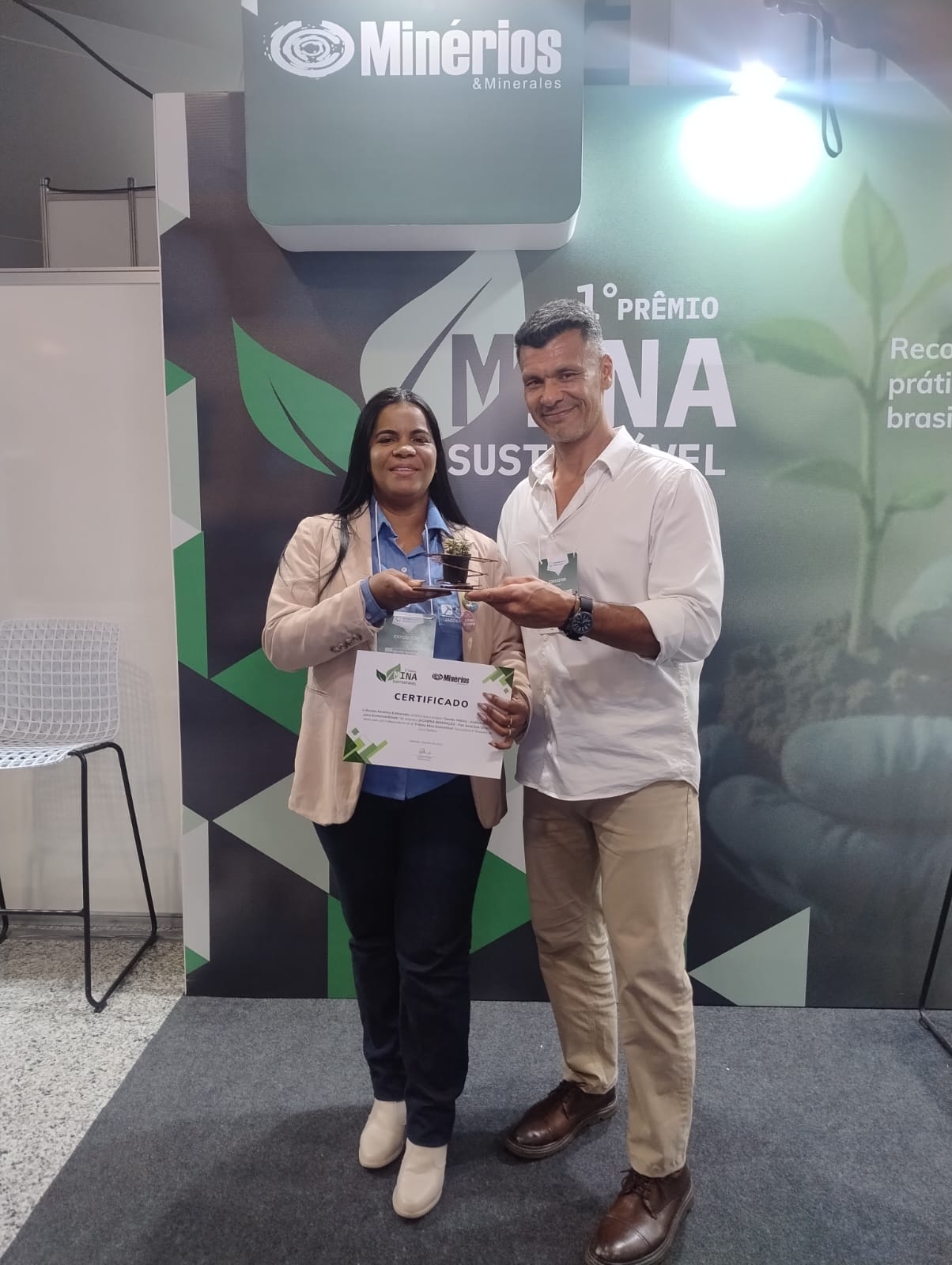 A autora Roseane da Cruz Santos, Especialista de Meio Ambiente, recebe o prêmio Mina Sustentável pela Jacobina Mineração com o  projeto “Gestão Hídrica – Análise Histórica para Sustentabilidade”