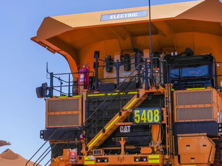 BHP e Rio Tinto recebem caminhões elétricos a bateria Cat para testes na mina de Pilbara