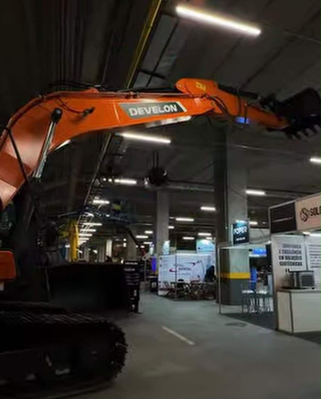 Foper Máquinas destaca escavadeira DX220-2N como aposta para ampliar operações no mercado