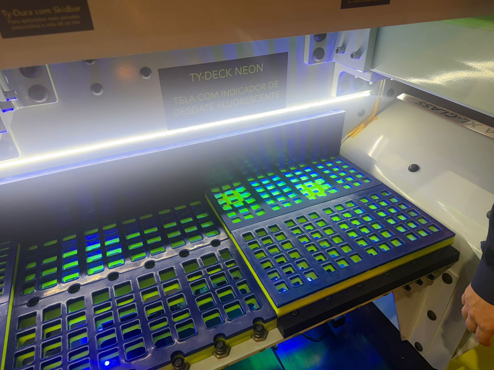 Tecnologia com pigmento neon facilita identificação de desgaste em telas de peneiramento